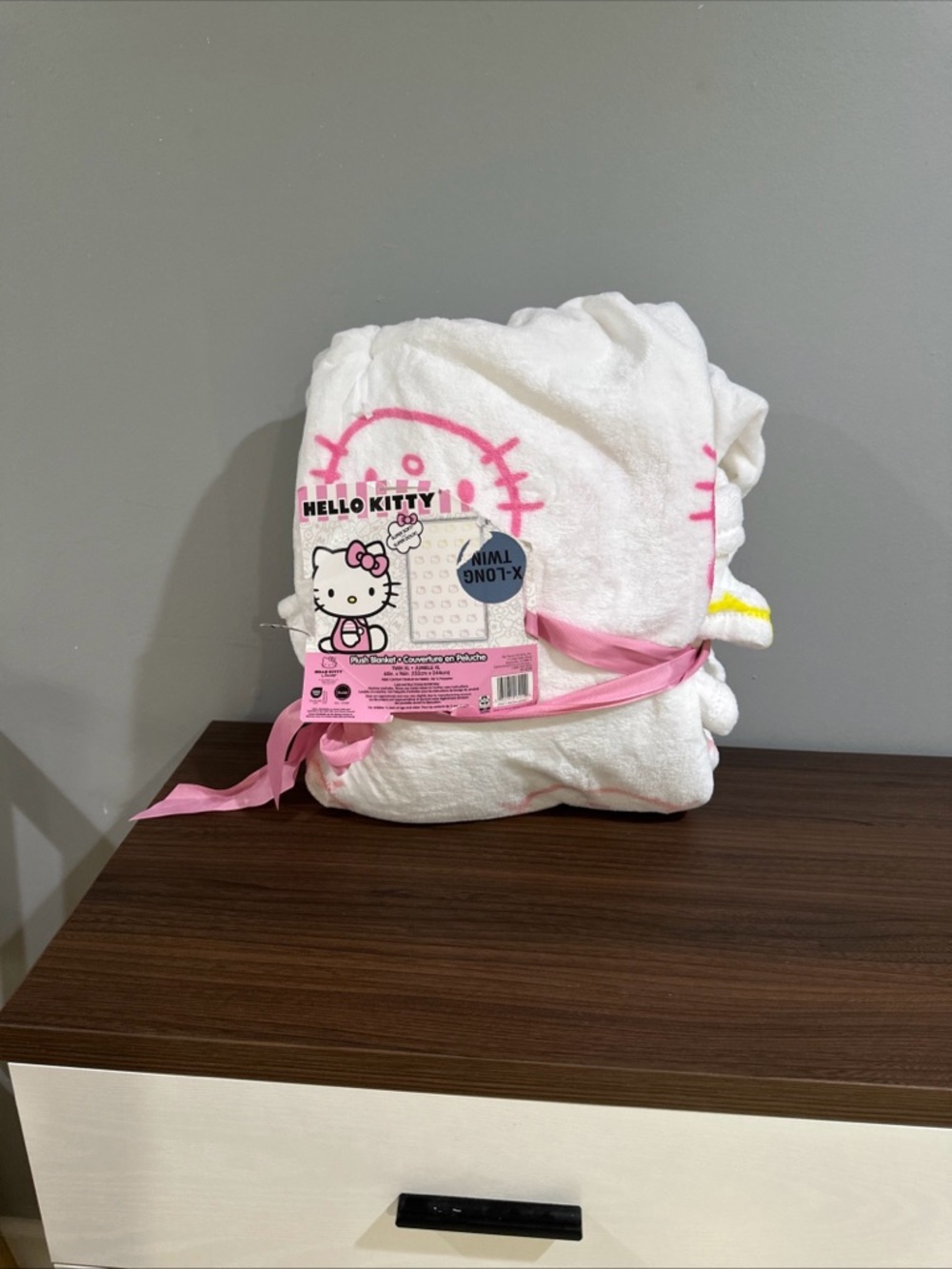 Hello Kitty White and Pink Hooded Plush Blanket - Picture 7 of 8